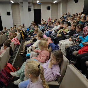 Klasy 2 siedzą w fotelach. Biorą udział w lekcji w kinie. Kliknięcie na zdjęcie spowoduje jego powiększenie do rozmiaru oryginalnego.