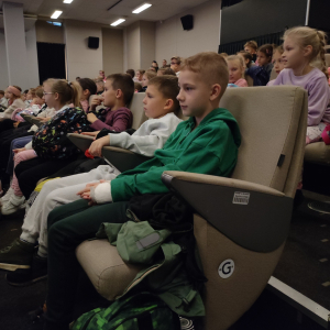 Uczniowie klas 2 biorą udział w warsztatach komunikacyjnych w bibliotece w Brzesku. Kliknięcie na zdjęcie spowoduje jego powiększenie do rozmiaru oryginalnego.