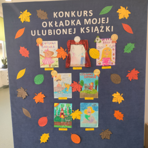 Sztaluga z pracami plastycznymi dzieci z klas 1 biorących udział w Szkolnym Konkursie Czytelniczym "Okładka mojej ulubionej książki. Kliknięcie na zdjęcie spowoduje jego powiększenie do rozmiaru oryginalnego. 