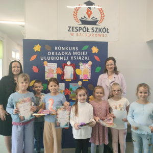 Uczniowie klas 1 z panią Dyrektor Joanną Ozorką-Krawczyk i Marceliną Pajor. Kliknięcie na zdjęcie spowoduje jego powiększenie do rozmiaru oryginalnego. 