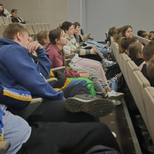 Klasy 6 na lekcji multimedialnej dotyczącej sztucznej inteligencji w brzeskiej bibliotece.  Kliknięcie na zdjęcie spowoduje jego powiększenie do rozmiaru oryginalnego.