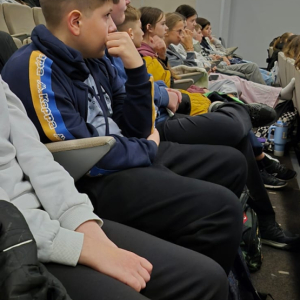 Lekcja dotycząca sztucznej inteligencji, w której uczestniczą uczniowie klas 6 i 7 b.  Kliknięcie na zdjęcie spowoduje jego powiększenie do rozmiaru oryginalnego.