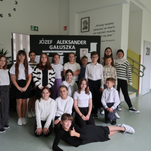 Laureaci, wyróżnieni i osoby biorące udział w Szkolnym Konkursie Recytatorskim Poezji Józefa Aleksandra Gałuszki. Kliknięcie na zdjęcie spowoduje jego powiększenie do rozmiaru oryginalnego.