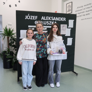 Pani Małgorzata Wojtala z laureatką Szkolnego Konkursu Recytatorskiego Poezji Józefa Aleksandra Gałuszki z laureatką: Anną Czesak z kl. 8 b i wyróżnioną w konkursie: Emilią Mardosz z kl. 6 a. Kliknięcie na zdjęcie spowoduje jego powiększenie do rozmiaru oryginalnego.