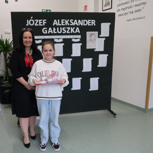 Emilia Mardosz z kl. 6 a  - wyróżniona w Szkolnym Konkursie Recytatorskim Poezji Józefa Aleksandra Gałuszki z panią Dyrektor Joanną Ozorką-Krawczyk. W tle tematyczna dekoracja o poecie. Kliknięcie na zdjęcie spowoduje jego powiększenie do rozmiaru oryginalnego.