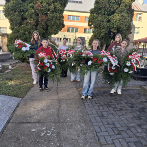 Młodzież z wiązankami przygotowanymi z okazji Święta Zmarłych. Kliknięcie na zdjęcie spowoduje jego powiększenie do rozmiaru oryginalnego.
