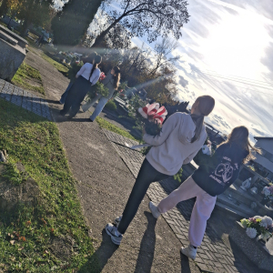 Uczniowie składają wiązanki na grobach żołnierzy. Kliknięcie na zdjęcie spowoduje jego powiększenie do rozmiaru oryginalnego.