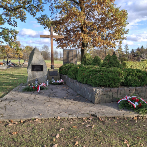 Wiązanki złożone pod krzyżem i mogiłą na cmentarzu parafialnym w Szczurowej. Kliknięcie na zdjęcie spowoduje jego powiększenie do rozmiaru oryginalnego.