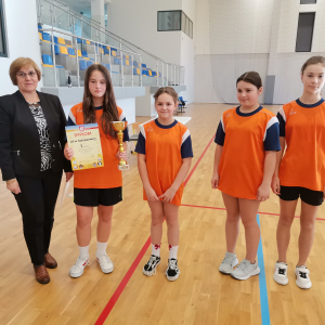 Uczennice naszej szkoły z dyplomem za zajęcie 2 miejsca w zawodach w koszykówce. Kliknięcie na zdjęcie spowoduje jego powiększenie do rozmiaru oryginalnego.