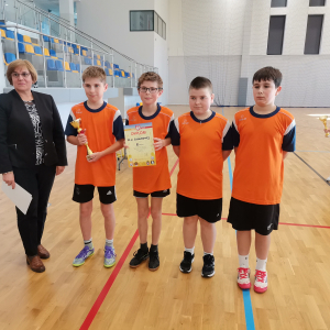 Reprezentacja chłopców z dyplomem za zajęcie 3 miejsca w zawodach powiatowych w koszykówce. Kliknięcie na zdjęcie spowoduje jego powiększenie do rozmiaru oryginalnego.