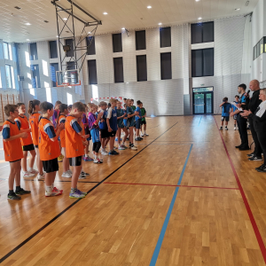 Reprezentacje szkół w koszykówce na zawodach powiatowych. Kliknięcie na zdjęcie spowoduje jego powiększenie do rozmiaru oryginalnego.