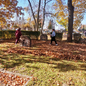 Uczennice porządkują groby żołnierskie na cmentarzu parafialnym w Szczurowej. Kliknięcie na zdjęcie spowoduje jego powiększenie do rozmiaru oryginalnego.