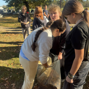 Porządkowanie grobów żołnierskich i mogiły Romów przez uczennice z Koła Wolontariusza oraz Samorządu Uczniowskiego. Kliknięcie na zdjęcie spowoduje jego powiększenie do rozmiaru oryginalnego.