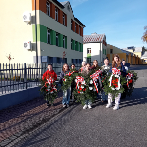 Uczniowie z wiązankami przygotowanymi na mogiły żołnierskie. Kliknięcie na zdjęcie spowoduje jego powiększenie do rozmiaru oryginalnego.