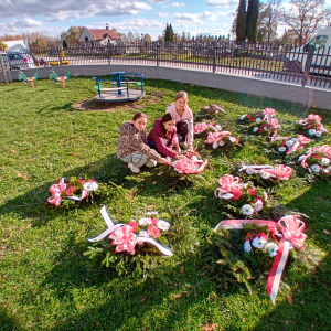 Uczennice  dopracowują przygotowane wiązanki. Kliknięcie na zdjęcie spowoduje jego powiększenie do rozmiaru oryginalnego.