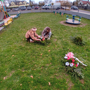 Dziewczynki z Klubu Wolontariusza i Samorządu Uczniowskiego przygotowują wiązanki. Kliknięcie na zdjęcie spowoduje jego powiększenie do rozmiaru oryginalnego.