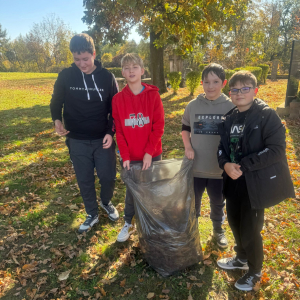 Chłopcy z workiem ze zgromadzonymi liśćmi zgrabionymi z cmentarza. Kliknięcie na zdjęcie spowoduje jego powiększenie do rozmiaru oryginalnego.
