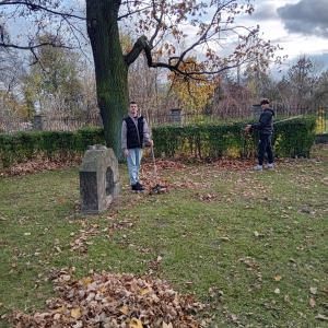 Chłopcy z Klubu Wolontariusza oraz Samorządu Uczniowskiego grabią liście na cmentarzu w czasie wolnym od zajęć. Kliknięcie na zdjęcie spowoduje jego powiększenie do rozmiaru oryginalnego.