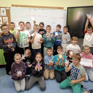 Uczniowie klas 3 b z papierowymi dłońmi wykonanymi na warsztatach prowadzonych przez pedagoga szkolnego. Kliknięcie na zdjęcie spowoduje jego powiększenie do rozmiaru oryginalnego.