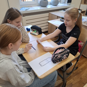 Klasy 5 w trakcie warsztatów z pedagogiem. Kliknięcie na zdjęcie spowoduje jego powiększenie do rozmiaru oryginalnego.