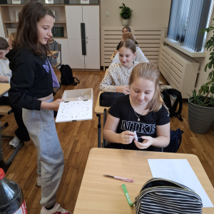 Piątoklasiści w trakcie warsztatów z pedagogiem. Kliknięcie na zdjęcie spowoduje jego powiększenie do rozmiaru oryginalnego.