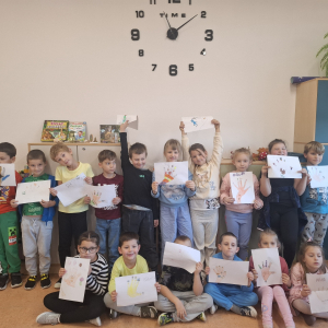 Uczniowie klasy 1 b z pracami wykonanymi na warsztatach dotyczących sowich mocnych stron. Kliknięcie na zdjęcie spowoduje jego powiększenie do rozmiaru oryginalnego.