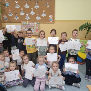 Klasa 1 a uczestniczy w warsztatach z panią pedagog. Dzieci prezentują swoje prace. Kliknięcie na zdjęcie spowoduje jego powiększenie do rozmiaru oryginalnego.