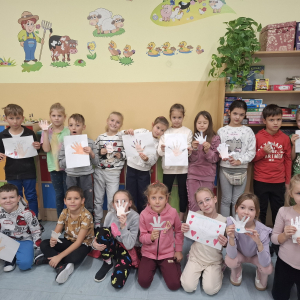 Uczniowie klas 2 a biorą udział w warsztatach przeprowadzonych przez pedagoga. Kliknięcie na zdjęcie spowoduje jego powiększenie do rozmiaru oryginalnego.