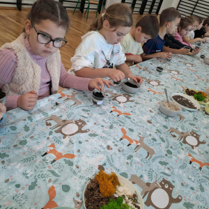 Klasy 1 przygotowują leśne kompozycje. Kliknięcie na zdjęcie spowoduje jego powiększenie do rozmiaru oryginalnego.