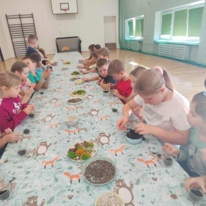 Klasy 3 przygotowują mini las w szklanych pojemniczkach. Kliknięcie na zdjęcie spowoduje jego powiększenie do rozmiaru oryginalnego.