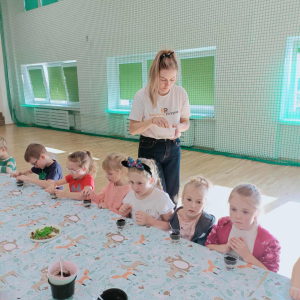 Przedszkolaki w trakcie przygotowywania leśnych kompozycji. Kliknięcie na zdjęcie spowoduje jego powiększenie do rozmiaru oryginalnego.