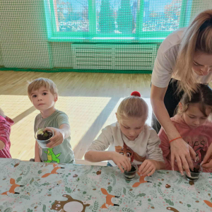 Uczniowie tworzą leśne kompozycje na warsztatach. Kliknięcie na zdjęcie spowoduje jego powiększenie do rozmiaru oryginalnego.