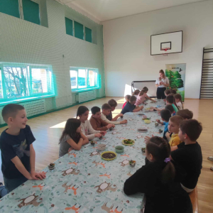 Uczniowie tworzą mini lasy w szklanych pojemniczkach. Kliknięcie na zdjęcie spowoduje jego powiększenie do rozmiaru oryginalnego.