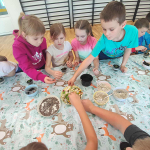 Dzieci z klasy 2 tworzą leśne kompozycje z ziemi, kamyków i piasków oraz roślinek. Kliknięcie na zdjęcie spowoduje jego powiększenie do rozmiaru oryginalnego.