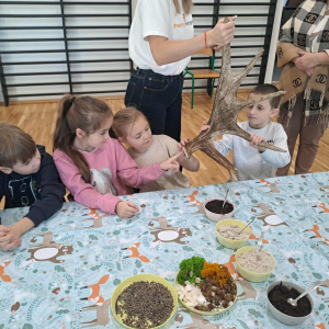 Oglądanie poroża przez uczniów klasy 1. Kliknięcie na zdjęcie spowoduje jego powiększenie do rozmiaru oryginalnego.