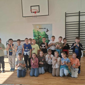 Dzieci z klas 3 prezentują swoje leśne arcydzieła. Kliknięcie na zdjęcie spowoduje jego powiększenie do rozmiaru oryginalnego.