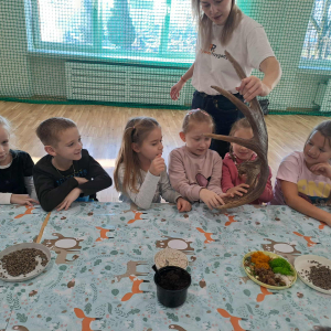 Uczniowie klas 1 w trakcie oglądania poroża. Kliknięcie na zdjęcie spowoduje jego powiększenie do rozmiaru oryginalnego.