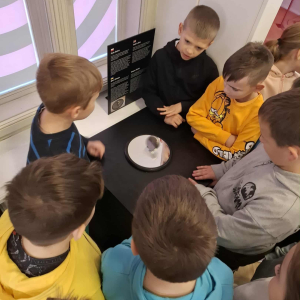 Uczniowie klas 3 w Muzeum Iluzji w Krakowie. Kliknięcie na zdjęcie spowoduje jego powiększenie do rozmiaru oryginalnego.