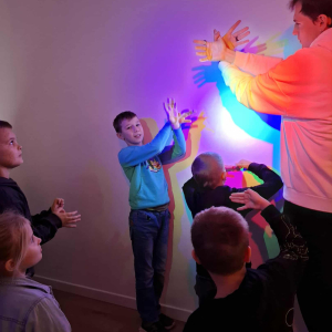 Uczeń klasy 3 b wykonuje figury z rąk w Muzeum Iluzji. Kliknięcie na zdjęcie spowoduje jego powiększenie do rozmiaru oryginalnego.