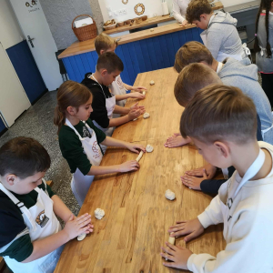 Chłopcy w trakcie przygotowywania ciasta na obwarzanki. Kliknięcie na zdjęcie spowoduje jego powiększenie do rozmiaru oryginalnego.