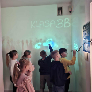 Trzecioklasiści w trakcie eksperymentów z laserami w Muzeum Iluzji. Kliknięcie na zdjęcie spowoduje jego powiększenie do rozmiaru oryginalnego.