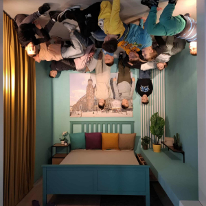 Trzecioklasiści w Muzeum Iluzji - uczniowie w sali, która tworzy iluzję siedzenia do góry nogami. Kliknięcie na zdjęcie spowoduje jego powiększenie do rozmiaru oryginalnego.