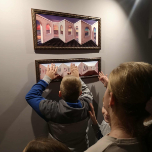 Uczniowie przy obrazach iluzorycznych. Kliknięcie na zdjęcie spowoduje jego powiększenie do rozmiaru oryginalnego.