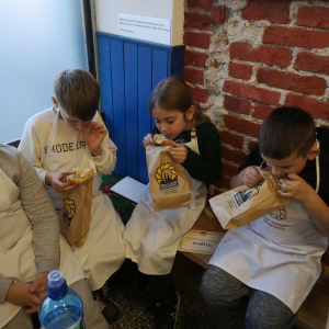 Grupka chłopców je przygotowane przez siebie obwarzanki. Kliknięcie na zdjęcie spowoduje jego powiększenie do rozmiaru oryginalnego.