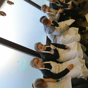 Klasy 3 a i b ubrana w fartuchy w Muzeum Żywego Obwarzanka. Kliknięcie na zdjęcie spowoduje jego powiększenie do rozmiaru oryginalnego.