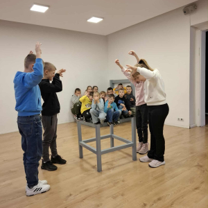 Dzieci z klasy 3 a i b bawią się w eksperymenty iluzoryczne w Muzeum Iluzji w Krakowie. Kliknięcie na zdjęcie spowoduje jego powiększenie do rozmiaru oryginalnego.