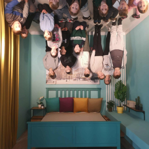 Do góry nogami - uczniowie w pomieszczeniu tworzących iluzję znajdowania się do góry nogami. Kliknięcie na zdjęcie spowoduje jego powiększenie do rozmiaru oryginalnego.