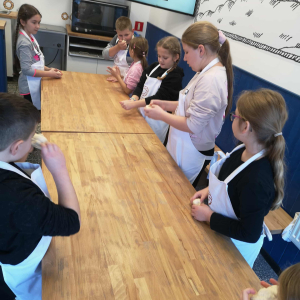 Uczniowie w trakcie przygotowywania obwarzanków. Kliknięcie na zdjęcie spowoduje jego powiększenie do rozmiaru oryginalnego.