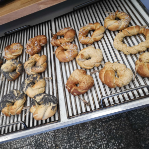 Obwarzanki przygotowane przez uczniów klas 3. Kliknięcie na zdjęcie spowoduje jego powiększenie do rozmiaru oryginalnego.