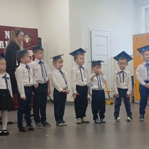 Przedszkolaki wraz z panią Moniką Mularz na pasowaniu. Kliknięcie na zdjęcie spowoduje jego powiększenie do rozmiaru oryginalnego.